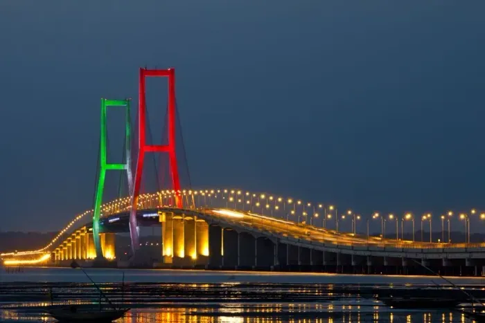 https://api.holicay.com/uploads/medium_5872d707-webp-Suramadu Bridge.webp